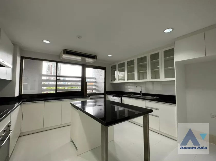  4 Bedrooms  Apartment For Rent in Sathorn, Bangkok  near BTS Chong Nonsi (1005503)