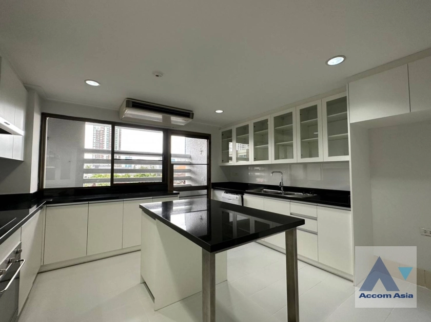 unit Spacious unit with balcony and polished wood floors in Sathorn (1005503)