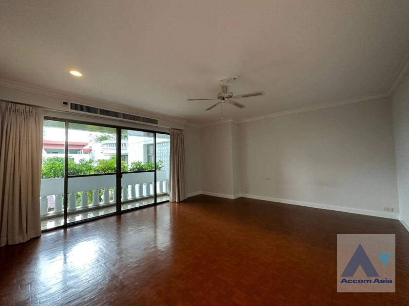 unit Spacious unit with balcony and polished wood floors in Sathorn (1005503)