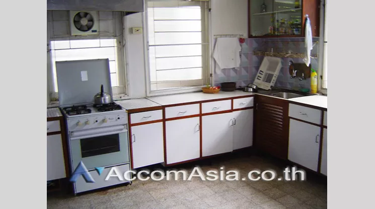  3 Bedrooms  House For Rent in Sukhumvit, Bangkok  near BTS Phrom Phong (9016001)