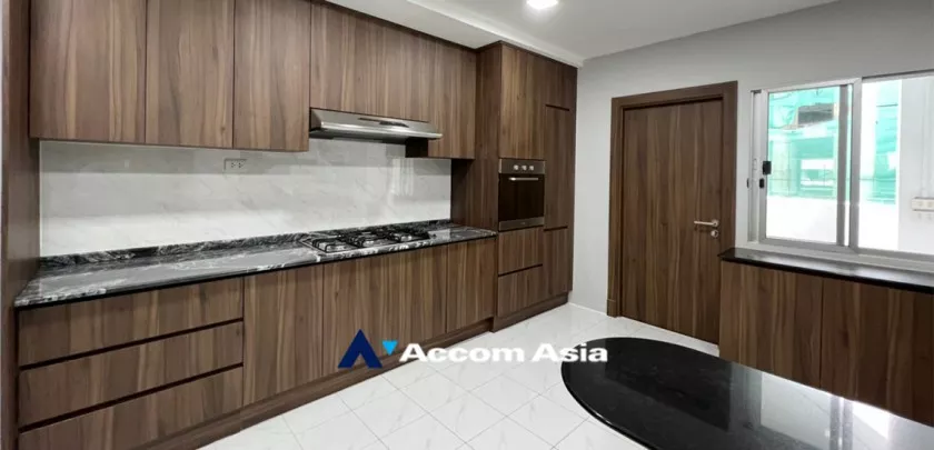  1  4 br Apartment For Rent in Sukhumvit ,Bangkok BTS Asok - MRT Sukhumvit at Newly renovated modern style living place 1001601