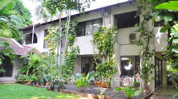 unit Charming House for Rent in a Serene, Private Compound - Just 180m to BTS Phrakanong (98082)