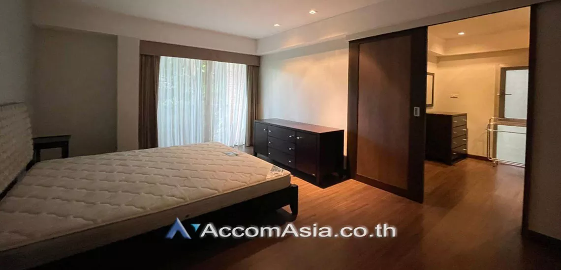 2 Bedrooms  Apartment For Rent in Sukhumvit, Bangkok  near BTS Ekkamai (28341)