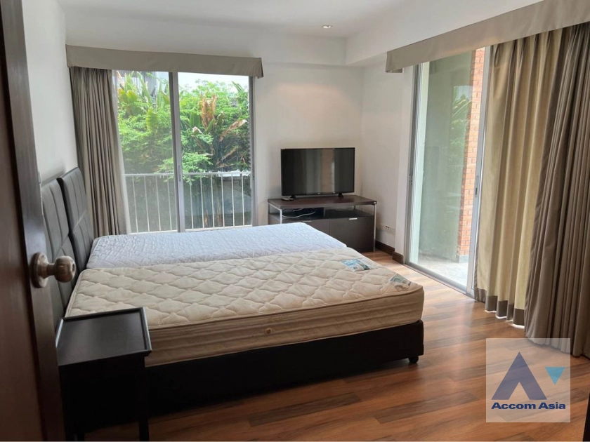unit 2 Bedrooms  Apartment For Rent in Sukhumvit, Bangkok  near BTS Ekkamai (28341)