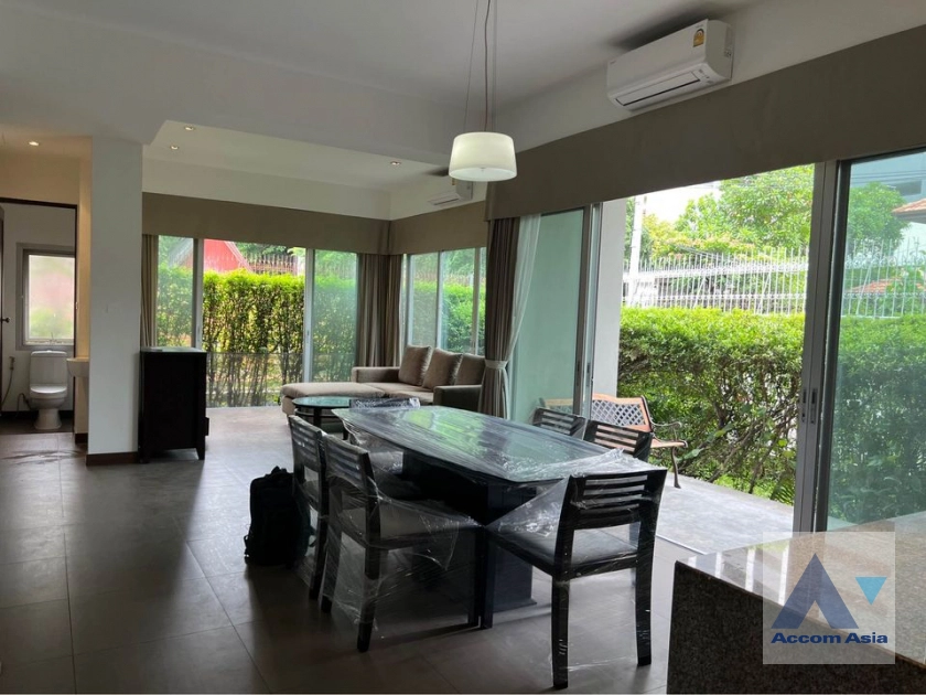 unit 2 Bedrooms  Apartment For Rent in Sukhumvit, Bangkok  near BTS Ekkamai (28341)