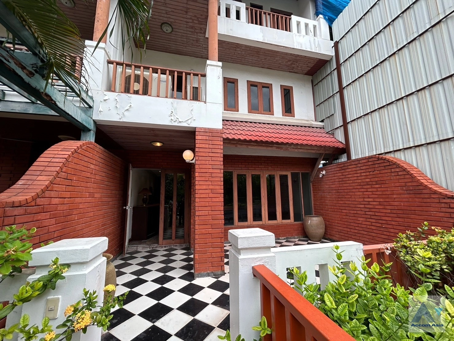  3 Bedrooms  Townhouse For Rent in Sukhumvit, Bangkok  near BTS Phrom Phong (118721)