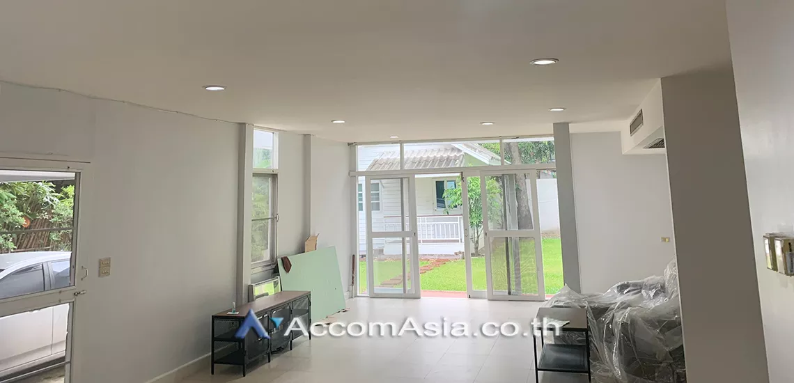 unitPet friendly |  3 Bedrooms  House For Rent in Phaholyothin, Bangkok  near BTS Ari (48765)