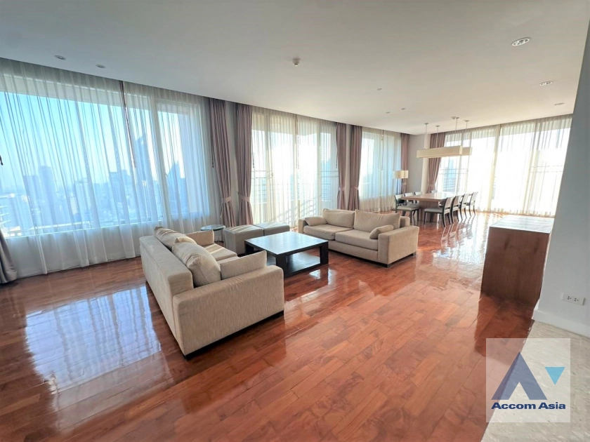 Big Balcony |  High-Rise Residence Unit Size from 197 Sqm, Ideal for Families Apartment  4 Bedroom for Rent BTS Phrom Phong in Sukhumvit Bangkok