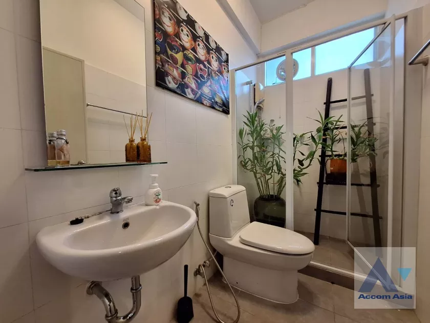 28  4 br House for rent and sale in Sukhumvit ,Bangkok BTS Ekkamai 10003301
