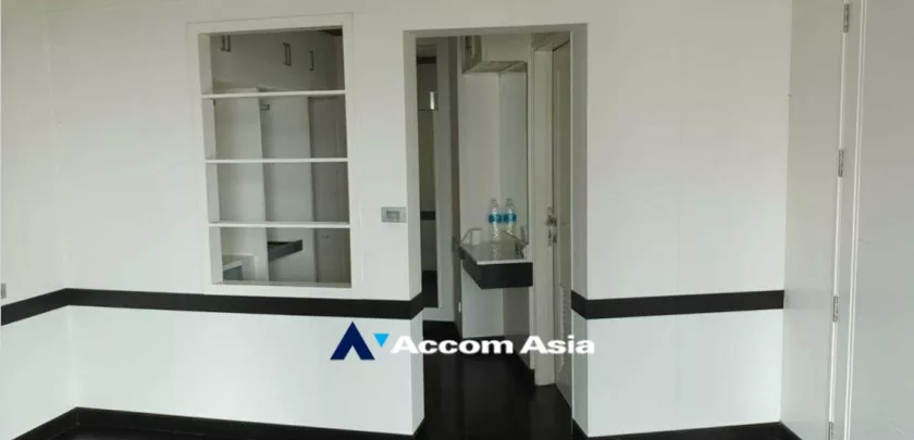 unit 1 Bedroom  Condominium For Sale in Ploenchit, Bangkok  near BTS Chitlom (28933)