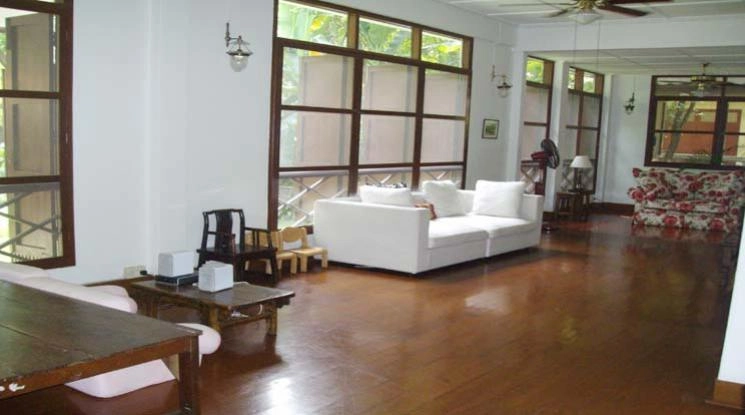 unit 3 Bedrooms  House For Rent & Sale in Ploenchit, Bangkok  near BTS Chitlom (99145)