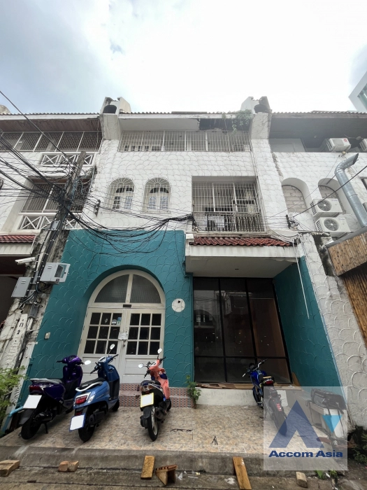 unit 3 Bedrooms  House For Rent & Sale in Sukhumvit, Bangkok  near BTS Asok - MRT Sukhumvit (39186)