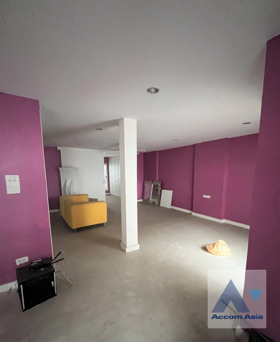 unit 3 Bedrooms  House For Rent & Sale in Sukhumvit, Bangkok  near BTS Asok - MRT Sukhumvit (39186)