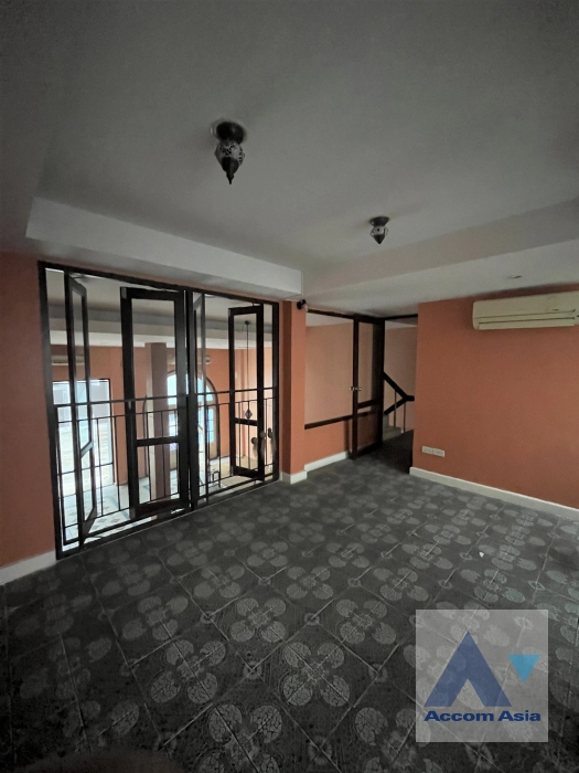 unit 3 Bedrooms  House For Rent & Sale in Sukhumvit, Bangkok  near BTS Asok - MRT Sukhumvit (39186)