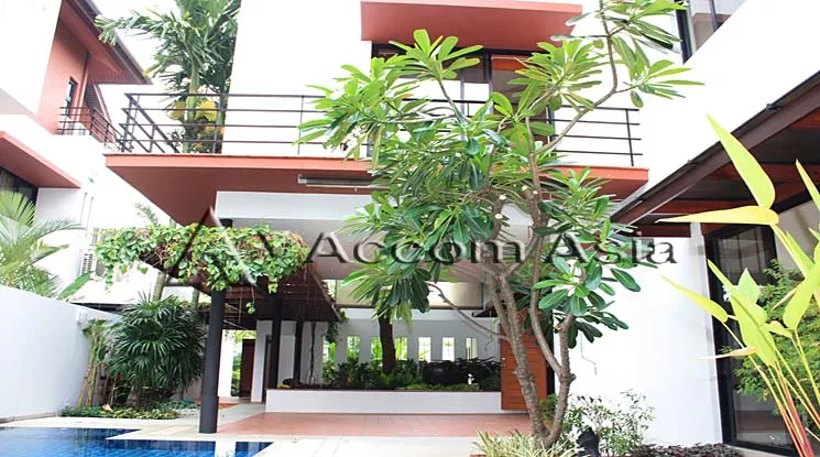 Private Swimming Pool |  A Peaceful Garden House House  4 Bedroom for Rent BTS Thong Lo in Sukhumvit Bangkok