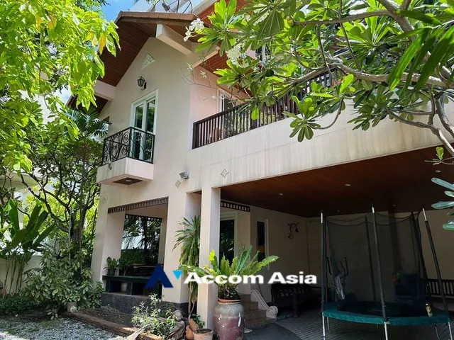  4 Bedrooms  House For Rent in Sukhumvit, Bangkok  near BTS Phrom Phong (59440)