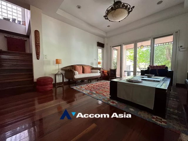  4 Bedrooms  House For Rent in Sukhumvit, Bangkok  near BTS Phrom Phong (59440)