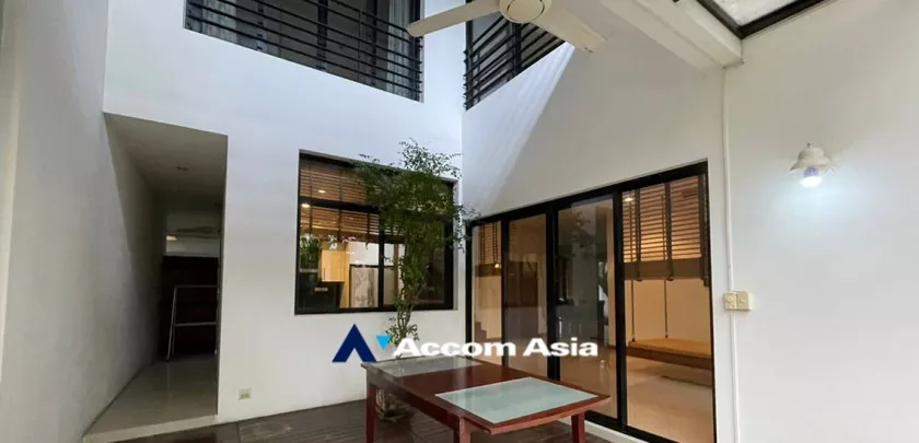 17  3 br Apartment For Rent in Phaholyothin ,Bangkok BTS Ari at Low-rise Apartment 750m. walk to BTS 119526