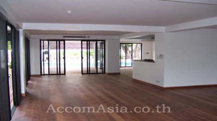 unit 4 Bedrooms  House For Rent & Sale in Sukhumvit, Bangkok  near BTS Thong Lo (69552)