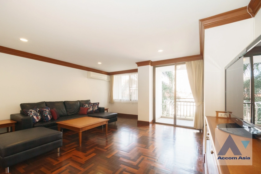 unitSpacious Thai-style condominium with wood built-ins (19667)