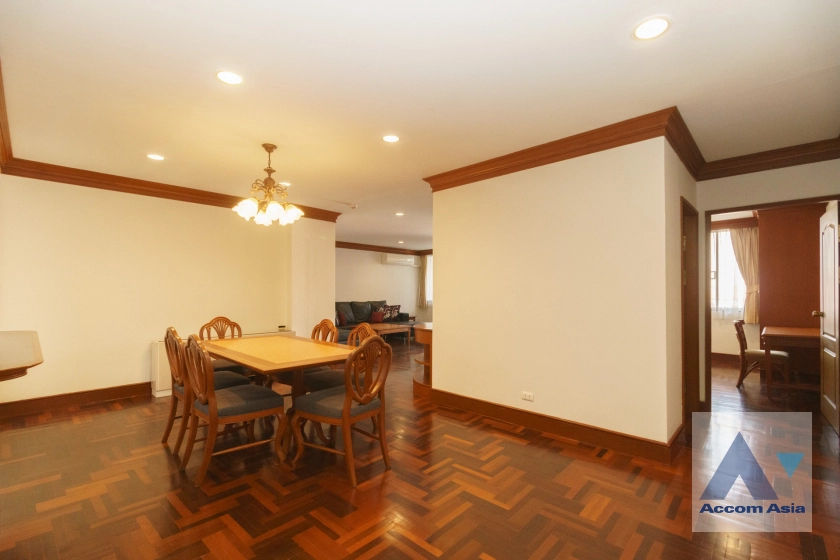 unitSpacious Thai-style condominium with wood built-ins (19667)