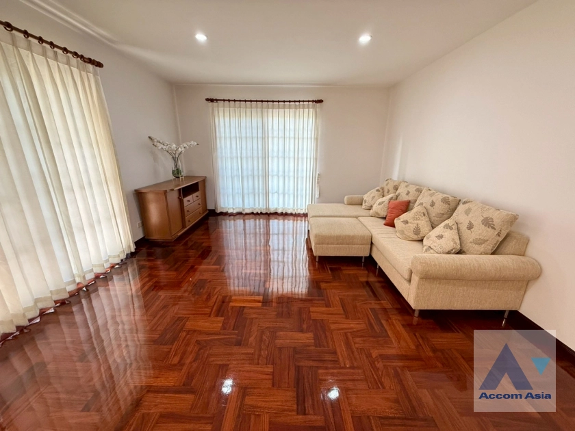 unit Family home with Tudor charm in peaceful compound near BTS Onnut (99870)